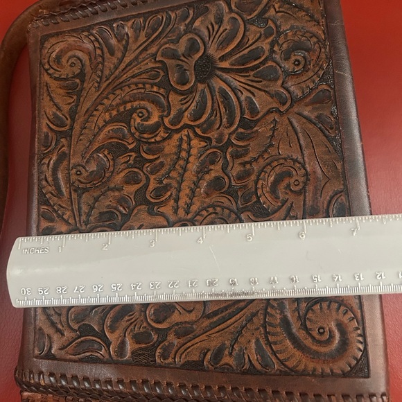 Vintage 1960’s hand tooled floral embossed leather purse. Brass Hardware. - Picture 8 of 12